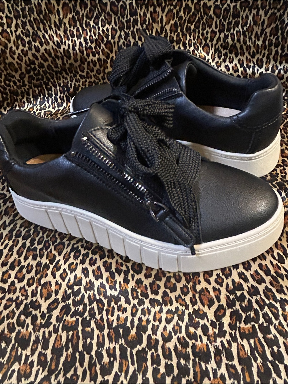 Clarks Black Leather Low-Top Sneakers with White Platform Sole Size 6 1/2 M